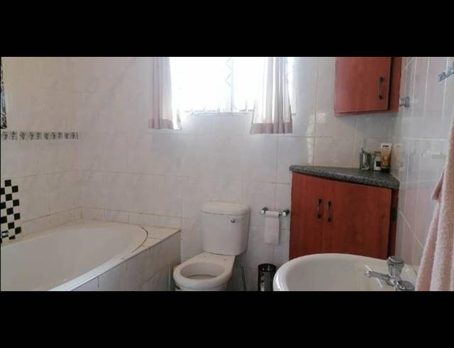 4 BEDROOM HOUSE FOR SALE IN VELD EN VLEI